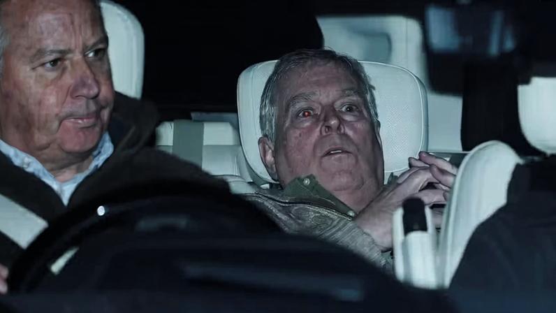 Andrew Mountbatten-Windsor, irmão mais novo do rei Charles da Grã-Bretanha, anteriormente conhecido como príncipe Andrew , deixa a delegacia de polícia de Aylsham em um veículo, no dia em que foi preso sob suspeita de má conduta em cargo público, após o Departamento de Justiça dos EUA divulgar mais registros ligados ao falecido financista e criminoso sexual condenado Jeffrey Epstein, em Aylsham, Grã-Bretanha, 19 de fevereiro de 2026
