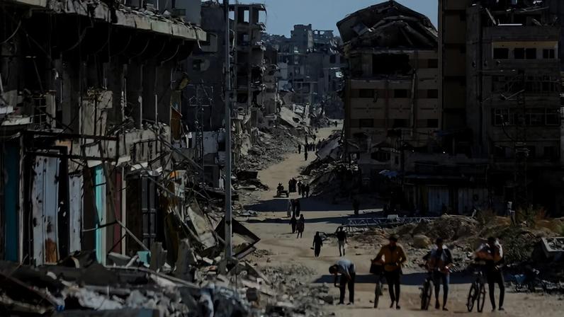 Palestinos caminham por um bairro devastado, em meio ao conflito em curso entre Israel e o Hamas, na Cidade de Gaza , 24 de outubro de 2024.
