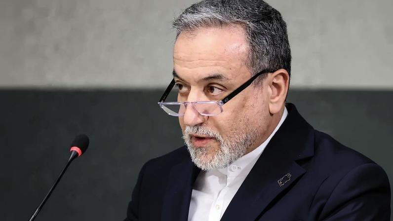 O chanceler iraniano, Abbas Araghchi, discursa em sessão especial da Conferência de Desarmamento nas Nações Unidas - 17/02/2026 (Foto: REUTERS/Pierre Albouy)