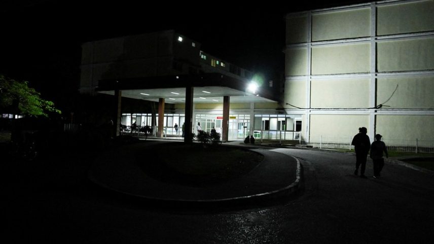Hospital às escuras em Cuba — Foto: Norlys Perez/Reuters