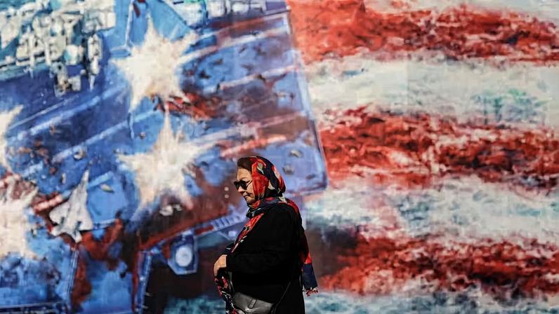 Iraniana passa por mural antiamericano em Teerã — Foto: Majid Asgaripour/WANA (West Asia News Agency) via REUTERS