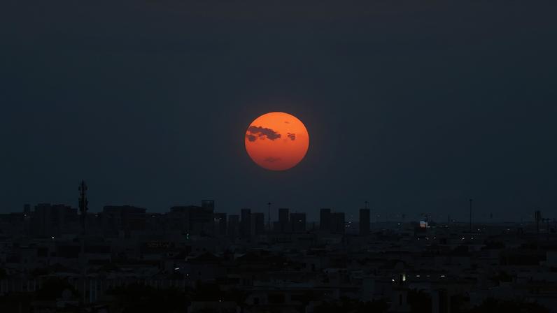 O sol se põe no horizonte da cidade, após relatos de ataques com mísseis iranianos, na sequência de ataques dos Estados Unidos e de Israel contra o Irã, em Doha, Catar, 28 de fevereiro de 2026. REUTERS/Mohammed Salem