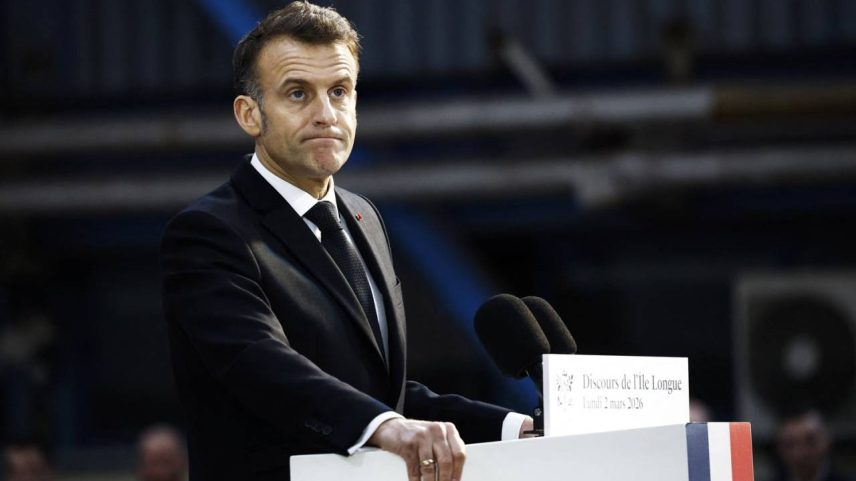 O presidente francês Emmanuel Macron discursa na base naval de submarinos nucleares de Île Longue, em Crozon, França, em 2 de março de 2026. Yoan Valat / Pool via REUTERS.