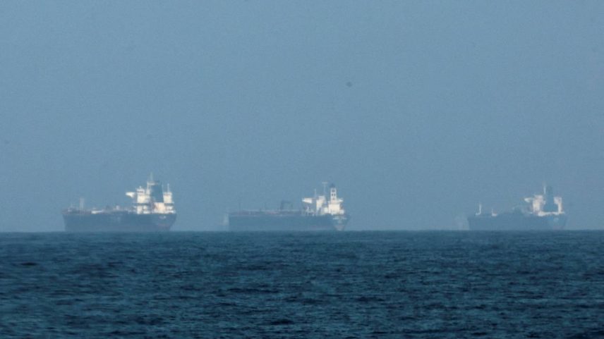 Petroleiros são vistos na costa de Fujairah, enquanto o Irã promete fechar o Estreito de Ormuz, em meio ao conflito entre os EUA e Israel, em Fujairah, Emirados Árabes Unidos, 3 de março de 2026. REUTERS/Amr Alfiky/Foto de arquivo