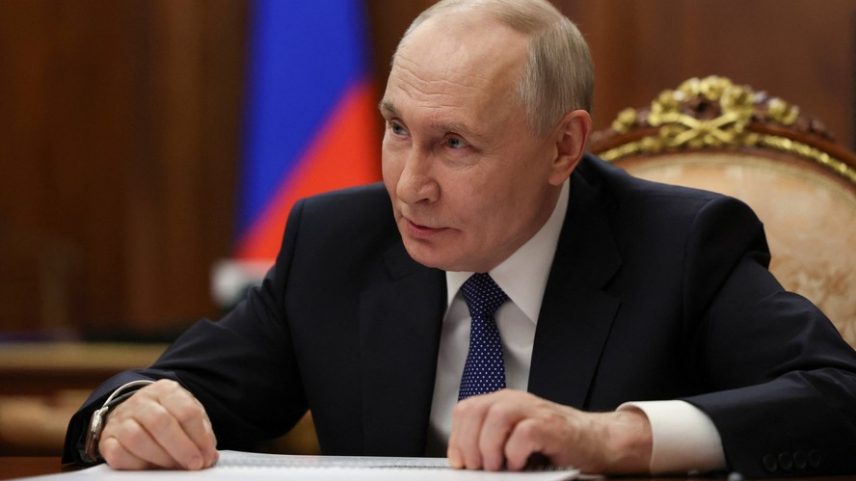 O presidente russo Vladimir Putin participa de uma reunião com o chefe do Tesouro Federal da Rússia , Roman Artyukhin, em Moscou, Rússia , em 3 de março de 2026.