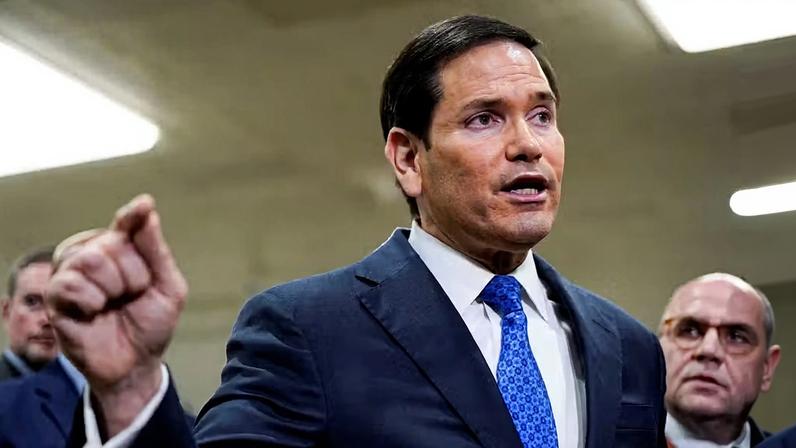O secretário de Estado dos EUA, Marco Rubio, fala com repórteres no dia das reuniões informativas confidenciais para o Senado e a Câmara dos Representantes dos EUA sobre a situação no Irã — Foto: REUTERS/Elizabeth Frantz