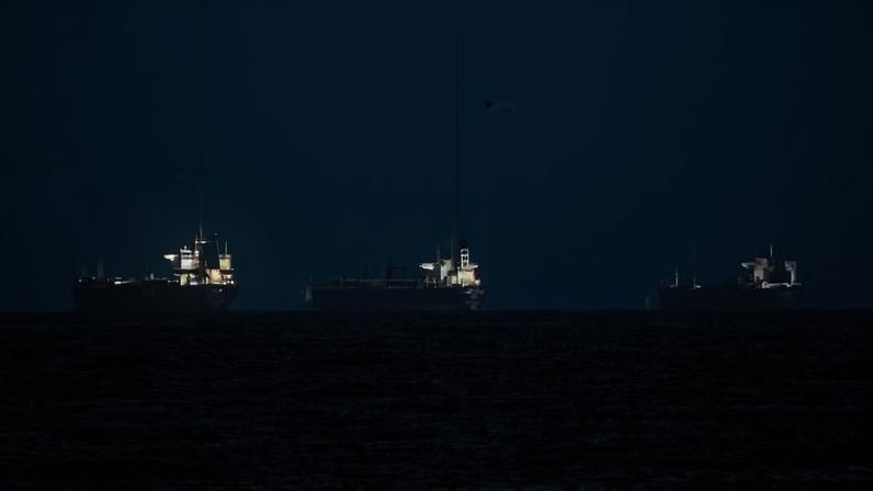Petroleiros em Fujairah, no Estreito de Ormuz: economias se preparam para uma guerra mais longa