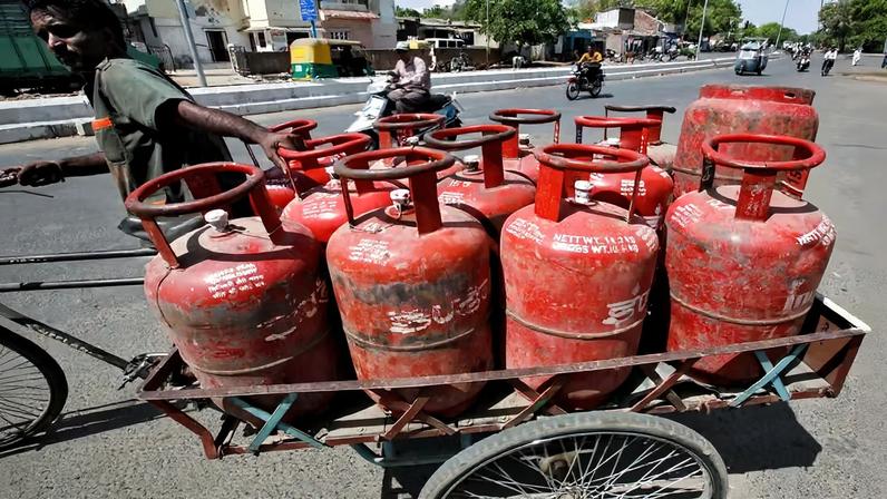Um homem empurra um triciclo carregado com botijões de gás de cozinha na cidade de Ahmedabad, no oeste da Índia , em 29 de abril de 2010. — Foto: REUTERS/Amit Dave/Foto de Arquivo