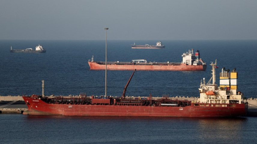 Navios parados perto do Estreito de Ormuz