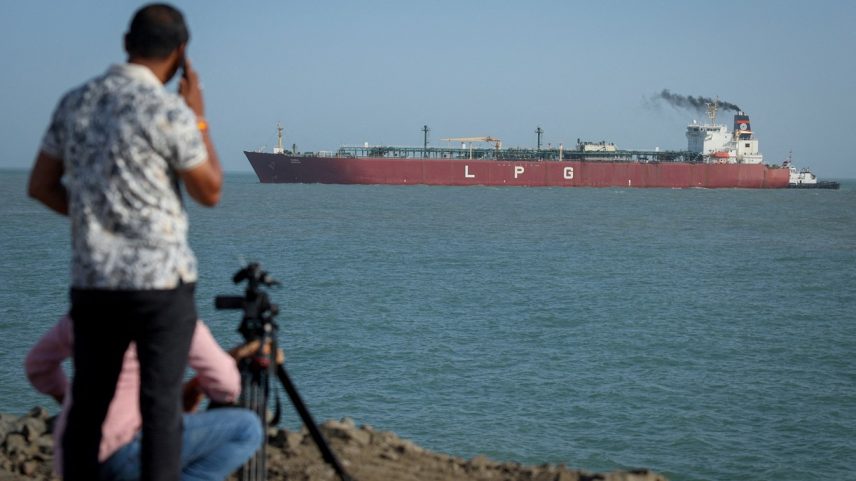 Um navio indiano de gás liquefeito de petróleo (GLP), Shivalik, chega ao Porto de Mundra via Estreito de Ormuz, em meio ao conflito entre EUA e Israel com o Irã, em Gujarat, Índia, em 16 de março de 2026. REUTERS/Amit Dave TPX IMAGES OF THE DAY