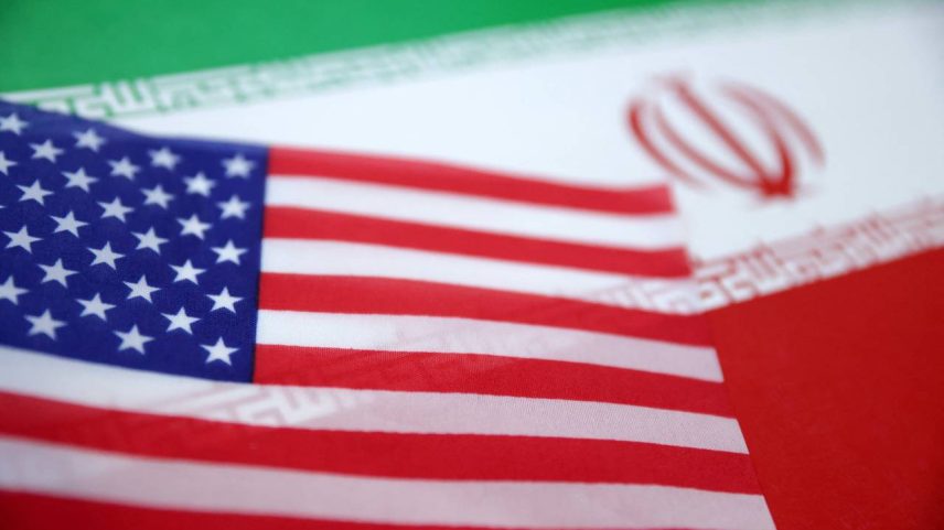 Bandeiras dos Estados Unidos e do Irã - 18/06/2025 (Foto: REUTERS/Dado Ruvic/Imagem ilustrativa)