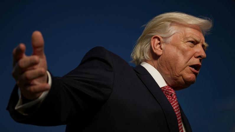 O presidente dos EUA, Donald Trump, fala com a imprensa ao chegar ao Aeroporto Internacional de Miami, na Flórida, nesta sexta-feira (27). Crédito: Elizabeth Frantz/Reuters – TPX Images of the Day