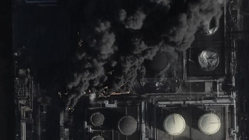 Uma imagem de satélite mostra fumaça subindo do porto russo de Ust - Luga , no Mar Báltico , após um ataque ucraniano na quarta-feira, em Ust - Luga , Oblast de Leningrado, Rússia, nesta imagem divulgada pela Reuters em 27 de março de 2026. 2026 — Foto: Planet Labs PBC/Divulgação via REUTERS