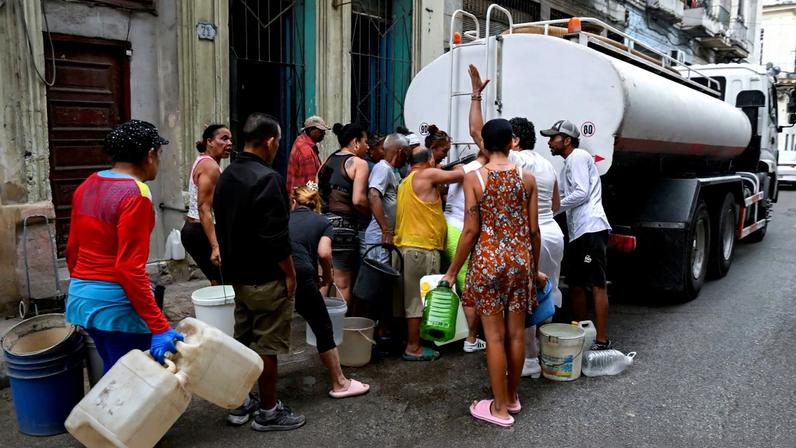 Pessoas se reúnem para pegar água em caminhão-pipa em Havana 19/03/2026 REUTERS/Norlys Perez