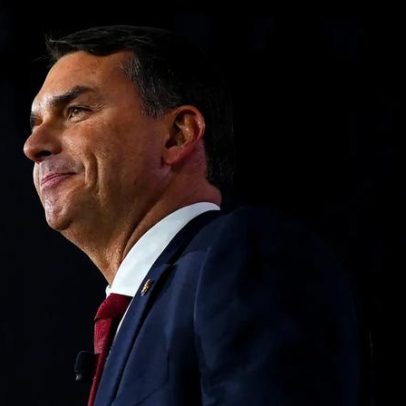 Flávio Bolsonaro participa de culto de Malafaia para reconciliação após atritos