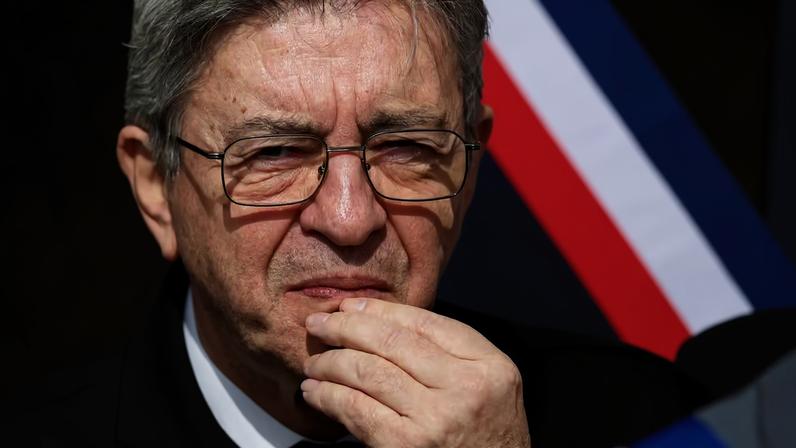 Jean-Luc Mélenchon , líder do partido francês de esquerda França Insubmissa (LFI), ouve um discurso durante um protesto contra o racismo na prefeitura de Saint-Denis, convocado pelo recém-eleito prefeito de Saint-Denis, Bally Bagayoko