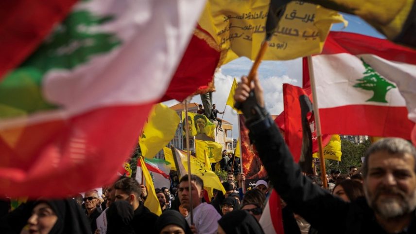 Protestos contra negociações entre Israel e Líbano em Beirute em 16 de abril, com a bandeira amarela do Hezbollah e a do Líbano