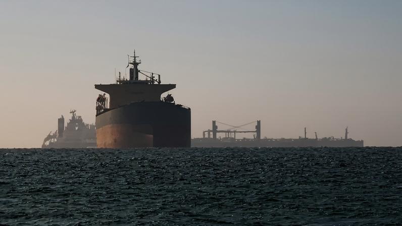 Navios de carga no Golfo, perto do Estreito de Ormuz, vistos do norte de Ras al-Khaimah, próximo à fronteira com a região administrativa de Musandam, em Omã, em meio ao conflito entre os EUA e Israel com o Irã, nos Emirados Árabes Unidos, 11 de março de 2026. REUTERS/Stringer/Foto de Arquivo/Foto de Arquivo