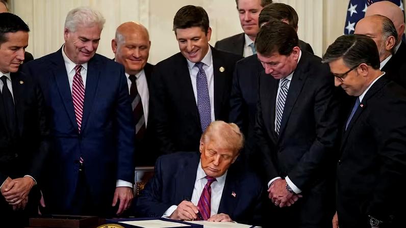 Senadores republicanos ao redor de Donald Trump durante assinatura do Genius Act