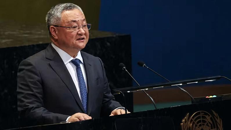 O embaixador da China na ONU, Fu, discursa na Assembleia Geral em Nova York.