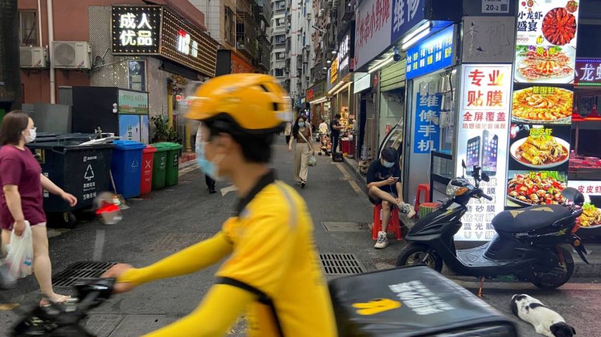 Um entregador de comida passa de bicicleta por uma vila urbana no distrito de Futian, em Shenzhen, na China - 31/05/2022 (Foto: REUTERS/David Kirton)