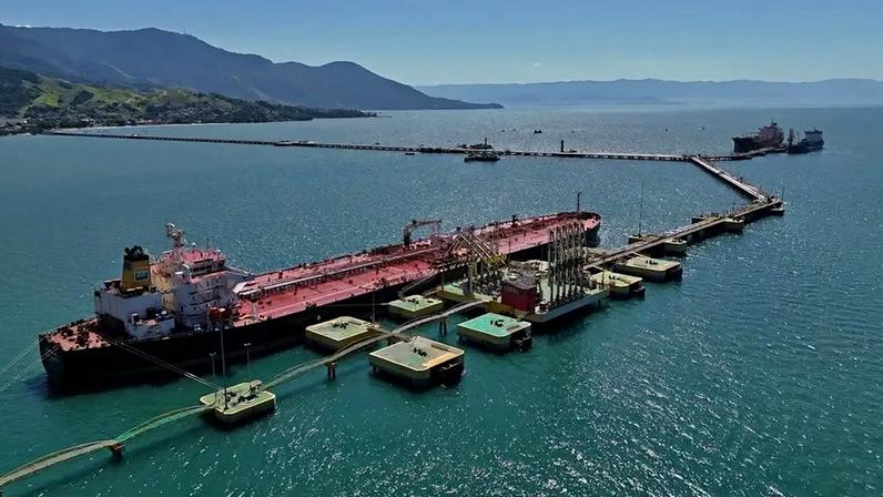 Imagem de drone mostra um petroleiro no terminal de distribuição da Petrobras operado pela Transpetro, em São Sebastião (SP) - 17/04/2026 (Foto: REUTERS/Amanda Perobelli)