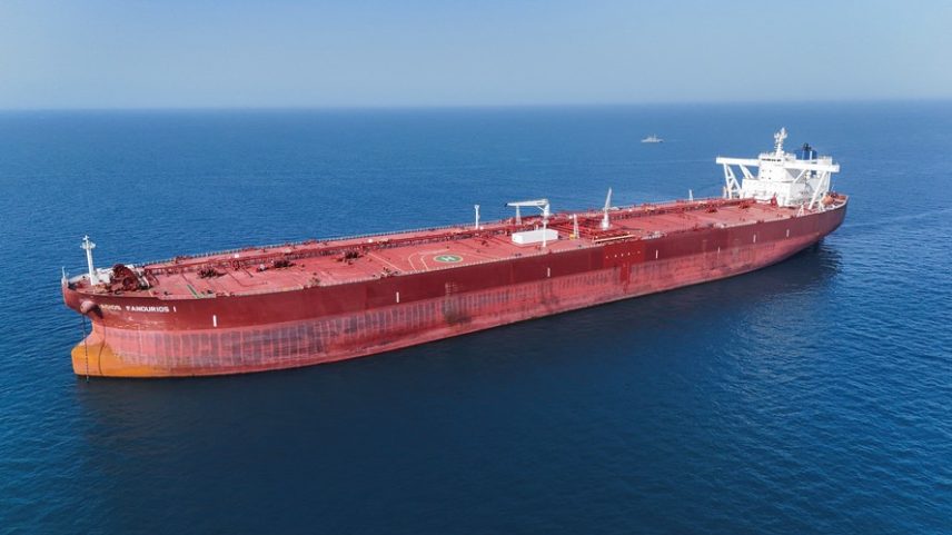 O navio-tanque Agios Fanourios I, de bandeira malta, se aproxima das águas territoriais do Iraque, próximo a Basra, após passar pelo Estreito de Ormuz — Foto: Mohammed Aty/Reuters