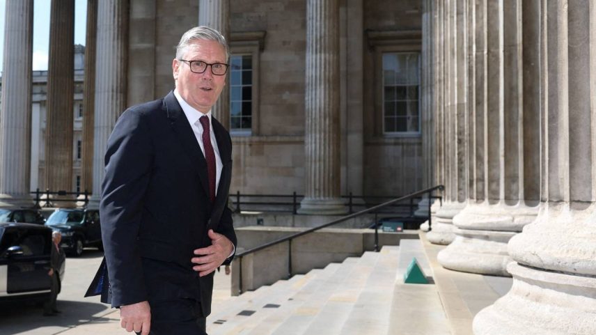 Primeiro-ministro britânico Keir Starmer chega a uma recepção no Museu Britânico para ver o projeto final do Memorial da Rainha Elizabeth, no 100º aniversário de nascimento da falecida monarca, em Londres, Reino Unido, em 21 de abril de 2026. REUTERS/Toby Melville/Pool – TPX IMAGES OF THE DAY.
