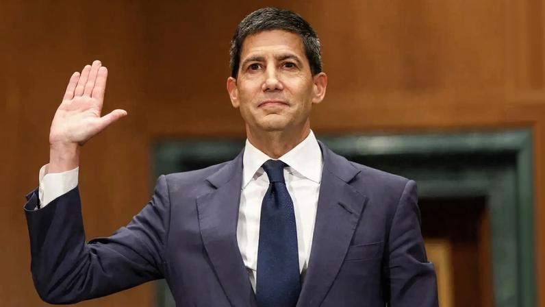 Kevin Warsh, indicado pelo presidente dos Estados Unidos, Donald Trump, para ser o próximo presidente do Federal Reserve, presta juramento antes de depor em sabatina de confirmação na Comissão de Bancos do Senado, no Capitólio, em Washington, D.C., em 21 de abril de 2026. REUTERS/Kevin Lamarque