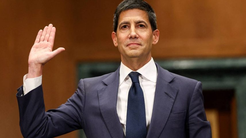 Kevin Warsh, indicado pelo presidente dos Estados Unidos, Donald Trump, para ser o próximo presidente do Federal Reserve, presta juramento antes de depor em sabatina de confirmação na Comissão de Bancos do Senado, no Capitólio, em Washington, D.C., em 21 de abril de 2026. REUTERS/Kevin Lamarque