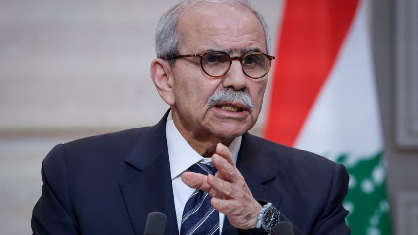 Primeiro-ministro do Líbano, Nawaf Salam, discursa durante uma coletiva de imprensa conjunta com o presidente francês, Emmanuel Macron