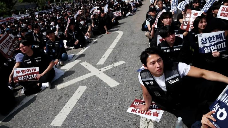Integrantes do sindicato da Samsung Electronics protestam contra os níveis de remuneração da empresa em frente à fábrica de semicondutores da companhia em Pyeongtaek, na Coreia do Sul, em 23 de abril de 2026, antes de uma longa greve planejada. REUTERS/Kim Hong-Ji – TPX IMAGES OF THE DAY