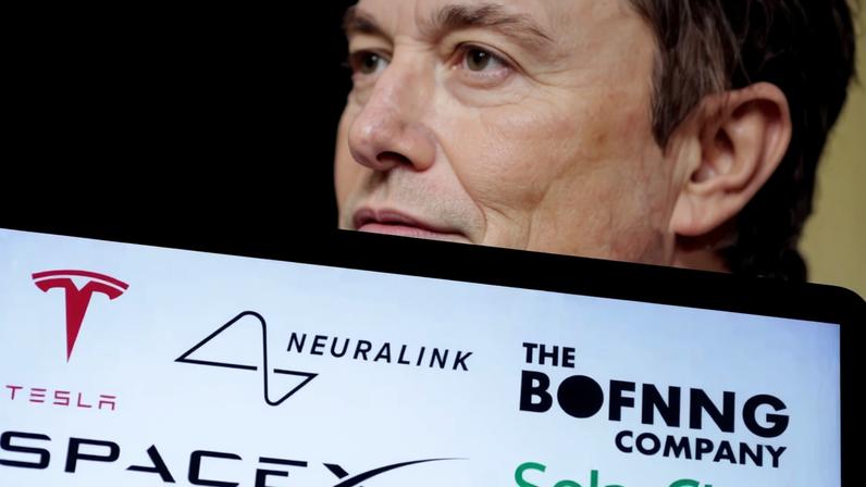 Logos da Tesla, Neuralink, SpaceX, The Boring Company e SolarCity aparecem em frente à foto de Elon Musk — Foto: REUTERS/Dado Ruvic/Ilustração/Foto de arquivo