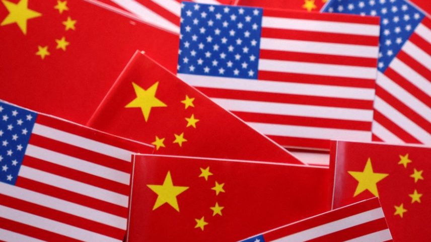 Bandeiras dos EUA e da China — Foto: REUTERS/Dado Ruvic/Ilustração/Foto de Arquivo