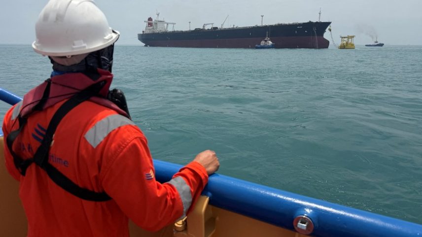 Marinheiro observa petroleiro HELGA ancorado perto do porto de Basra, Iraque, em 24 de abril