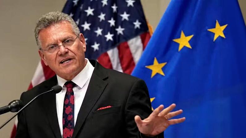 O Comissário Europeu para o Comércio e a Segurança Económica, Maros Sefcovic, dá informações à imprensa na Delegação da União Europeia nos Estados Unidos, em Washington