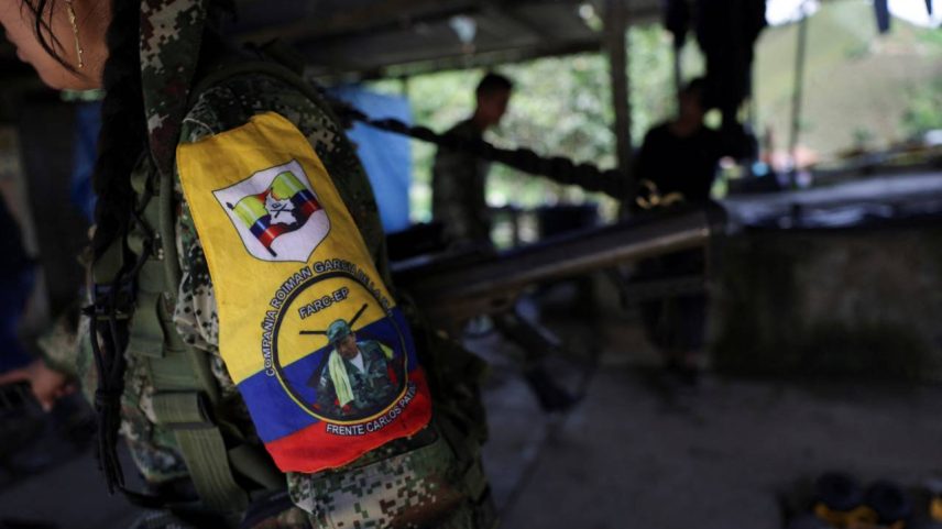 Una guerrillera del grupo rebelde colombiano Estado Mayor Central, Frente Carlos Patino, disidente de la antigua guerrilla de las FARC, lleva un pañuelo en el brazo con la imagen de Manuel Marulanda, ex líder del mayor movimiento guerrillero de Colombia, las FARC, en un puesto de control en una carretera en Canon del Micay, Colombia, 5 de agosto de 2025. REUTERS/Luisa González