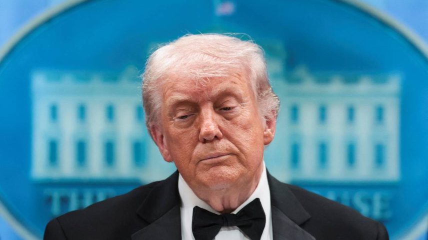O presidente dos EUA, Donald Trump, realiza uma coletiva de imprensa na Casa Branca após um incidente a tiros durante o tradicional jantar da Associação de Correspondentes da Casa Branca, em Washington, D.C., EUA, em 25 de abril de 2026. REUTERS/Jonathan Ernst TPX IMAGES OF THE DAY