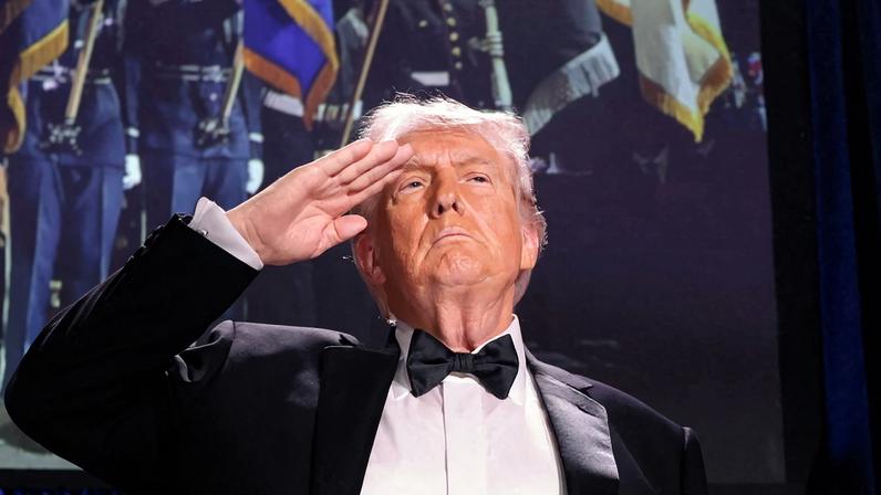 O presidente dos EUA, Donald Trump, saúda durante o jantar anual da Associação de Correspondentes da Casa Branca em Washington, D.C., EUA, em 25 de abril de 2026. REUTERS/Jonathan Ernst