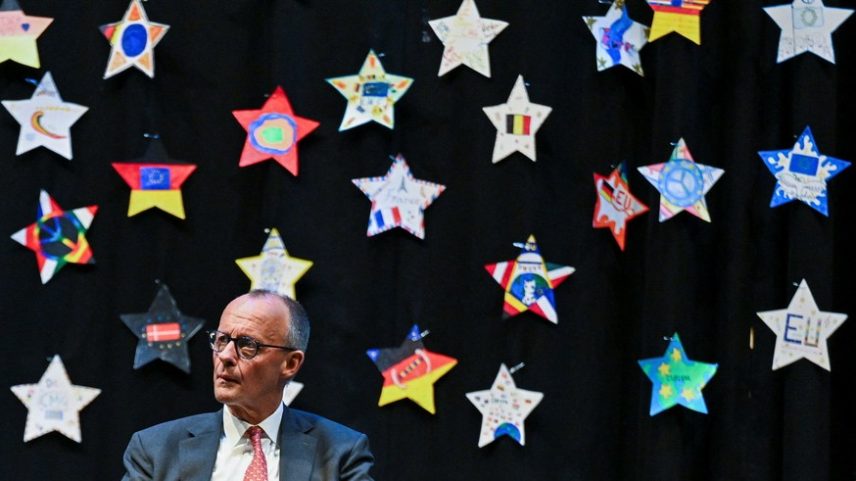 Friedrich Merz participa de debate com estudantes durante visita em abril ao Carolus-Magnus-Gymnasium, na Alemanha
