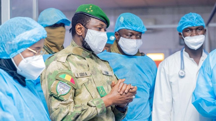 Líder militar do Mali, Assimi Goïta, visita hospital em Bamako no dia 28 de abril