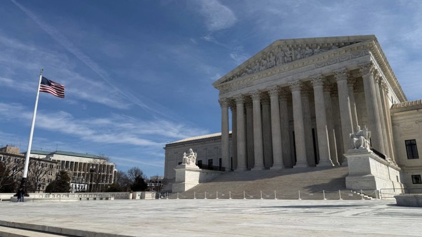 Uma bandeira dos EUA tremula do lado de fora do prédio da Suprema Corte dos EUA em Washington, DC, EUA