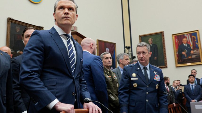 Secretário de Defesa dos EUA, Pete Hegseth, e chefe das Forças Armadas dos EUA, general Dan Caine, comparecem em audiência do Comitê de Serviços Armados da Câmara dos Deputados norte-americana no Capitólio, em Washington, D.C., em 29 de abril de 2026. — Foto: REUTERS/Kylie Cooper