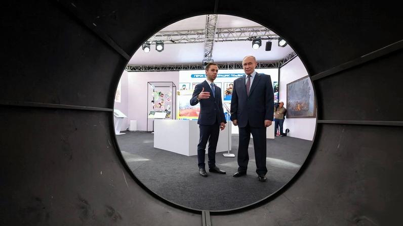 Presidente russo Vladimir Putin, acompanhado pelo diretor-geral da Sociedade Znaniye, Maxim Dreval, visita a exposição “Heróis da operação militar especial: um feito de unidade” em Moscou, Rússia, em 30 de abril de 2026. Sputnik/Vyacheslav Prokofyev/Pool via REUTERS
