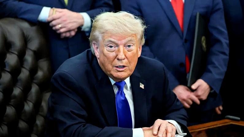 O presidente dos EUA, Donald Trump, responde a perguntas da imprensa após assinar uma ordem executiva no Salão Oval da Casa Branca, em Washington, D.C., EUA, em 30 de abril de 2026. REUTERS/Jonathan Ernst