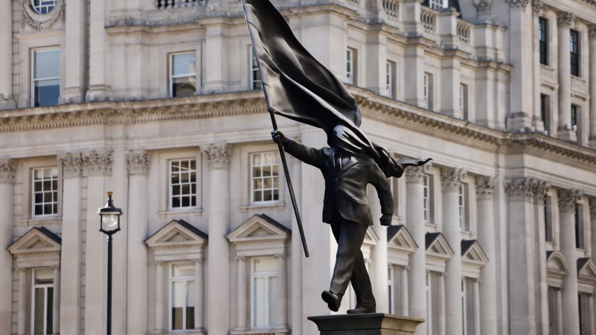 Banksy instala estátua de homem empunhando bandeira no centro de Londres — Foto: REUTERS/Jack Taylor
