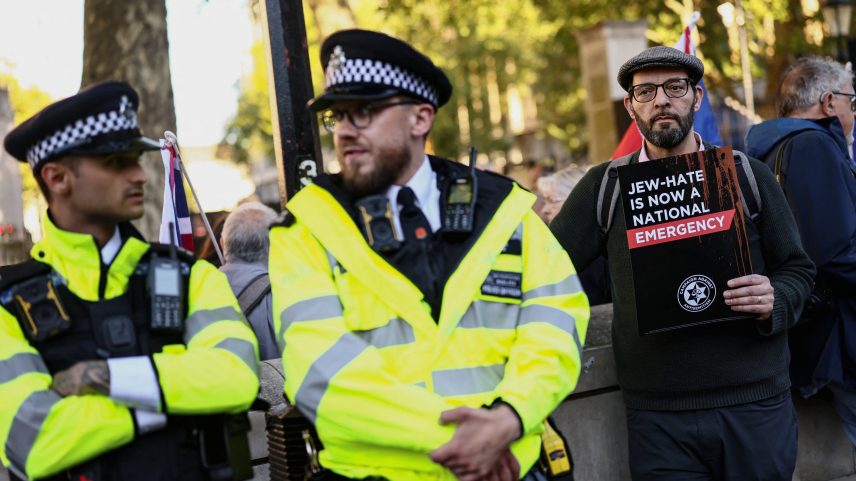 Polícia isola área após ataque a facadas em bairro judaico de Londres