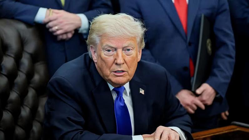 O presidente dos Estados Unidos, Donald Trump, durante conversa com jornalistas na Casa Branca em 30 de abril de 2026 — Foto: REUTERS/Jonathan Ernst