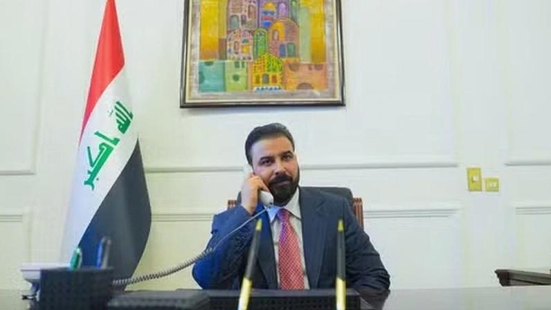 O novo primeiro-ministro designado do Iraque, Zaidi , usa o telefone em seu escritório em Bagdá.