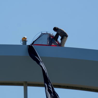 Manifestante escala ponte de Washington em protesto contra Trump, Irã e IA